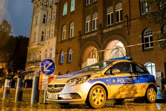 Ein Fahrzeug der Polizei steht vor der Synagoge Rykestraße im Berliner Ortsteil Prenzlauer Berg: In ganz Deutschland haben die Sicherheitsbehörden die Schutzmaßnahmen jüdischer Einrichtungen verstärkt.