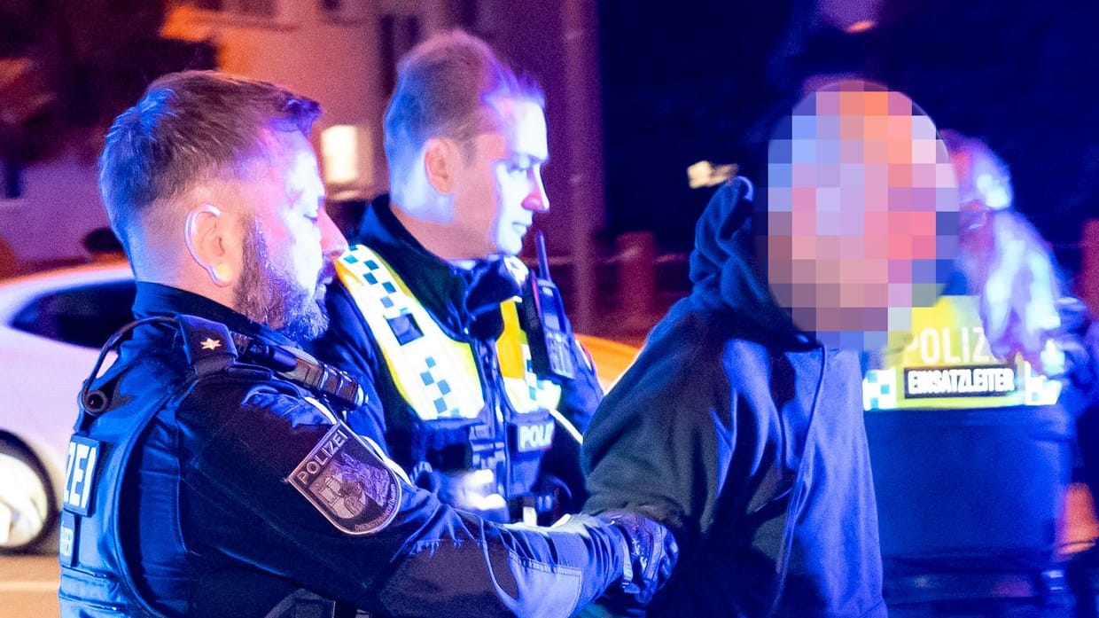 Festnahme in Niendorf: Der hochaggressive Mann wurde schließlich auf eine Wache gebracht. Festnahme in Niendorf: Der hochaggressive Mann wurde schließlich auf eine Wache gebracht.