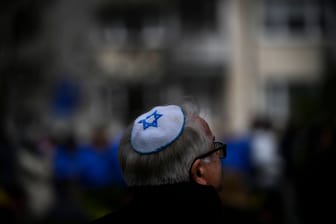 Ein Mann trägt eine Kippa (Symbolbild): Die IKG mahnt seine Mitglieder zur besonderen Vorsicht.