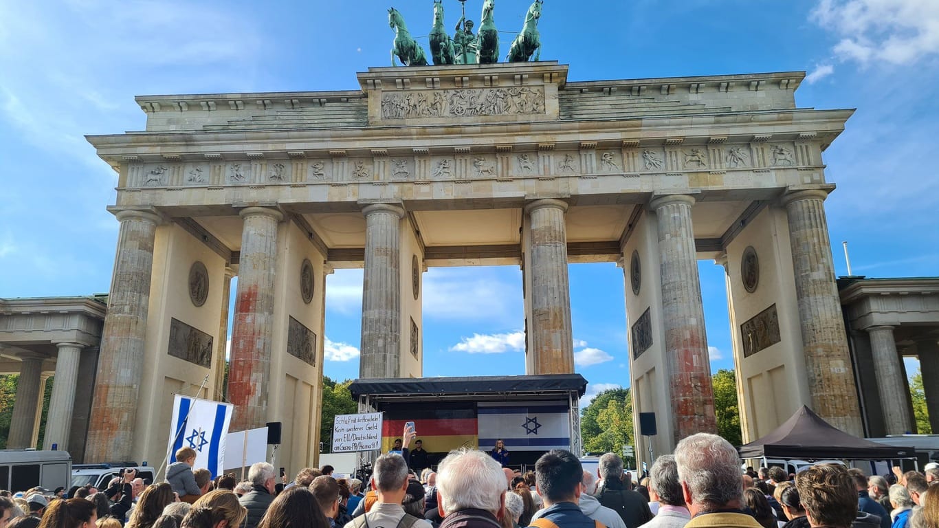 Israel-solidarische Demonstration vor dem Brandenburger Tor: