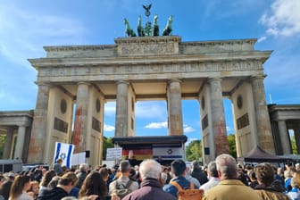 Israel-solidarische Demonstration vor dem Brandenburger Tor: