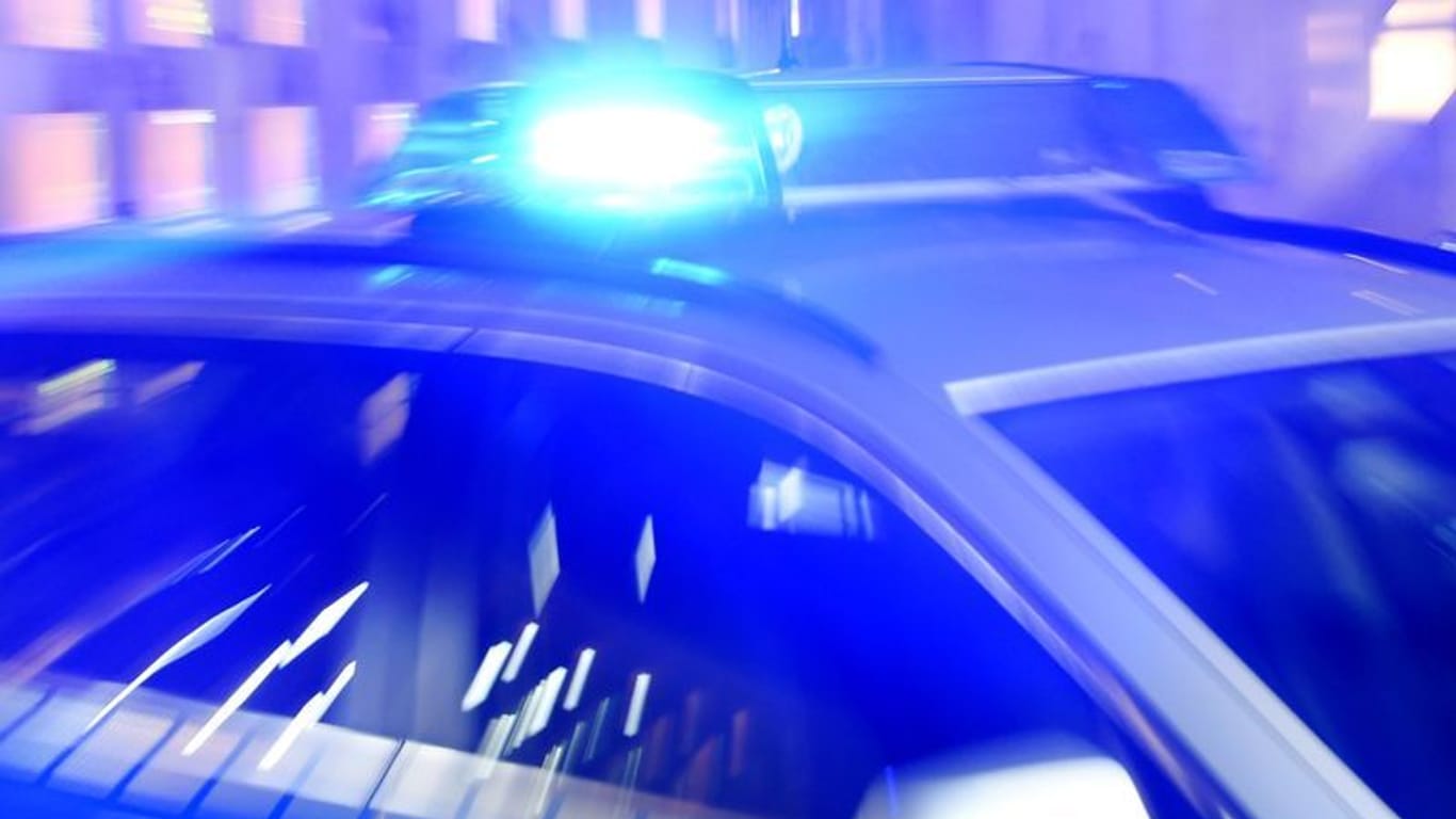 Ein Streifenwagen der Polizei mit eingeschaltetem Blaulicht (Symbolbild): Die Polizei in Köln wurde am Donnerstag zu einer Messerstecherei gerufen.