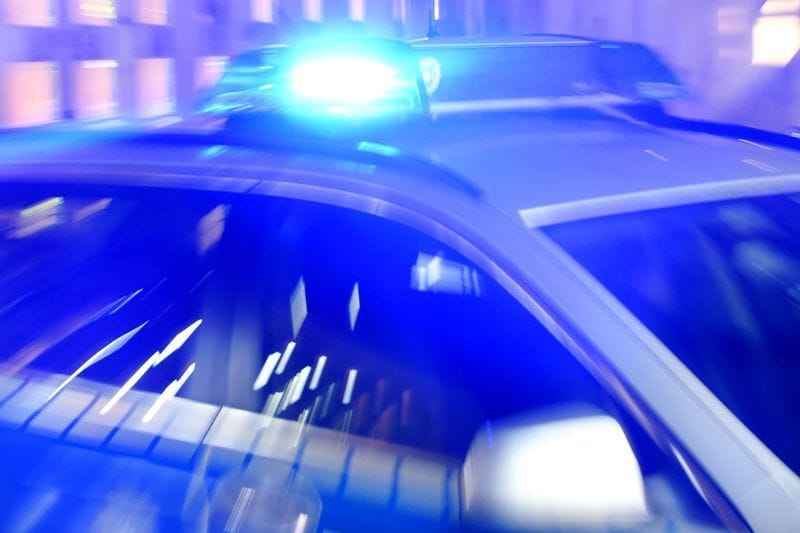 Ein Streifenwagen der Polizei mit eingeschaltetem Blaulicht (Symbolbild): Die Polizei in Köln wurde am Donnerstag zu einer Messerstecherei gerufen.
