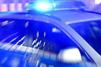 Ein Streifenwagen der Polizei mit eingeschaltetem Blaulicht (Symbolbild): Die Polizei in Köln wurde am Donnerstag zu einer Messerstecherei gerufen.