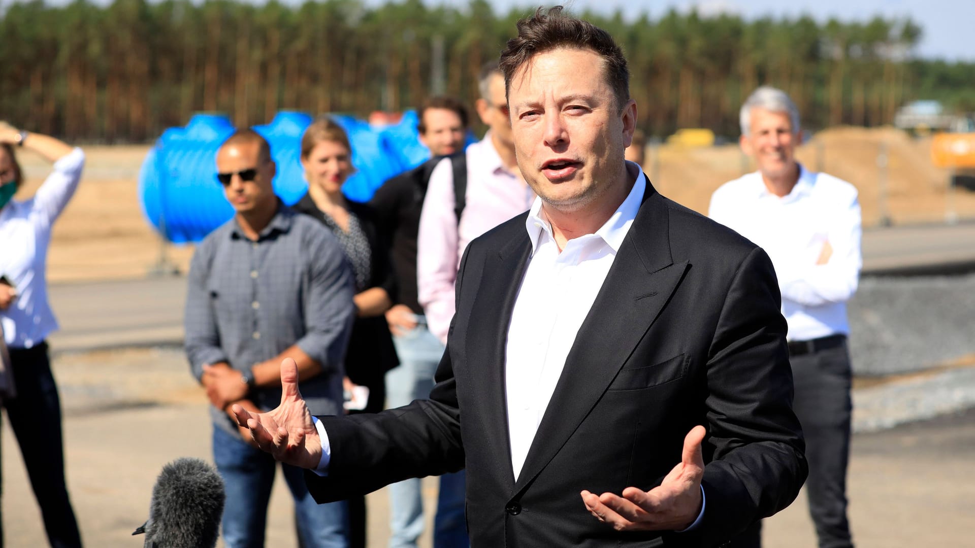 Elon Musk beim ersten Richtfest auf der Baustelle der Tesla Gigafactory Berlin-Brandenburg (Archivbild): Tesla widerspricht den Vorwürfen den schwerwiegenden Vorwürfen.