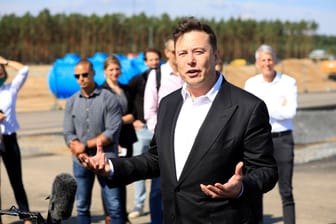 Elon Musk beim ersten Richtfest auf der Baustelle der Tesla Gigafactory Berlin-Brandenburg (Archivbild): Tesla widerspricht den Vorwürfen den schwerwiegenden Vorwürfen.