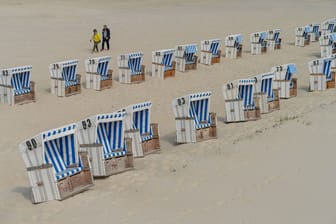 Strandkörbe am Weststrand in List auf Sylt: Die Kurverwaltung veranstaltet am 14. Oktober 2023 wieder die allseits beliebte Strandkorbversteigerung.