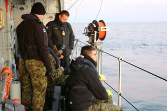 Die estnische Marine untersucht die Unterseekabel nachdem ein Leck an einer Pipeline gefunden wurde.