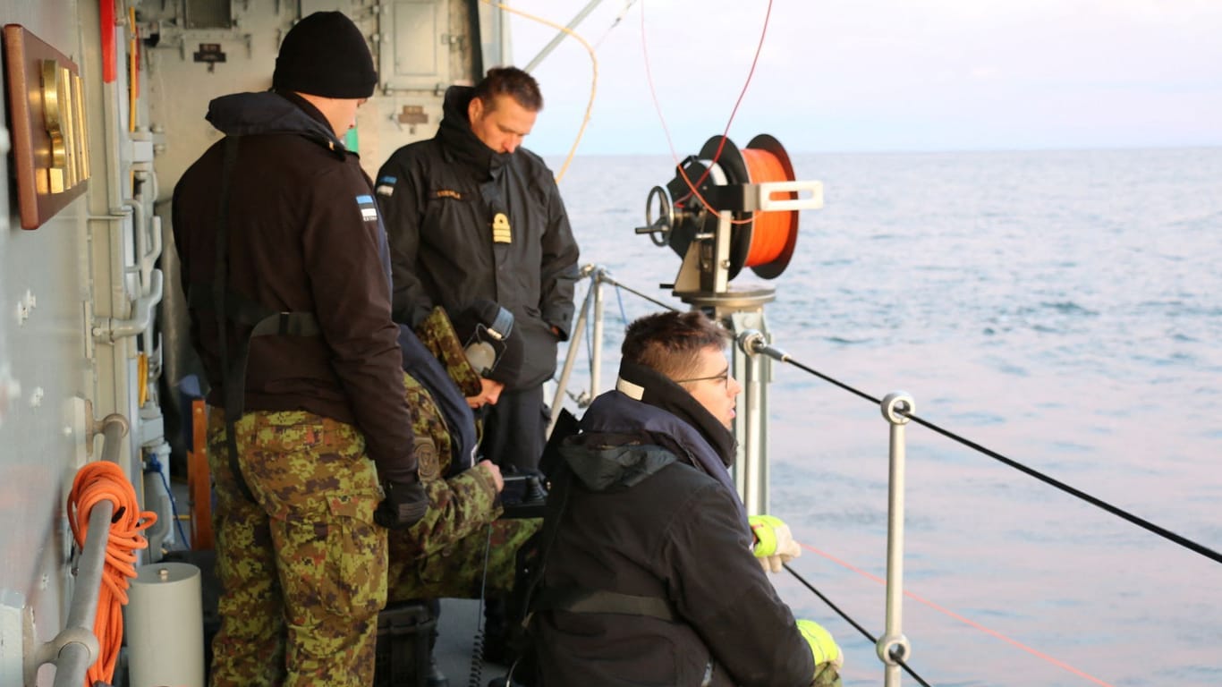 Die estnische Marine untersucht die Unterseekabel nachdem ein Leck an einer Pipeline gefunden wurde.