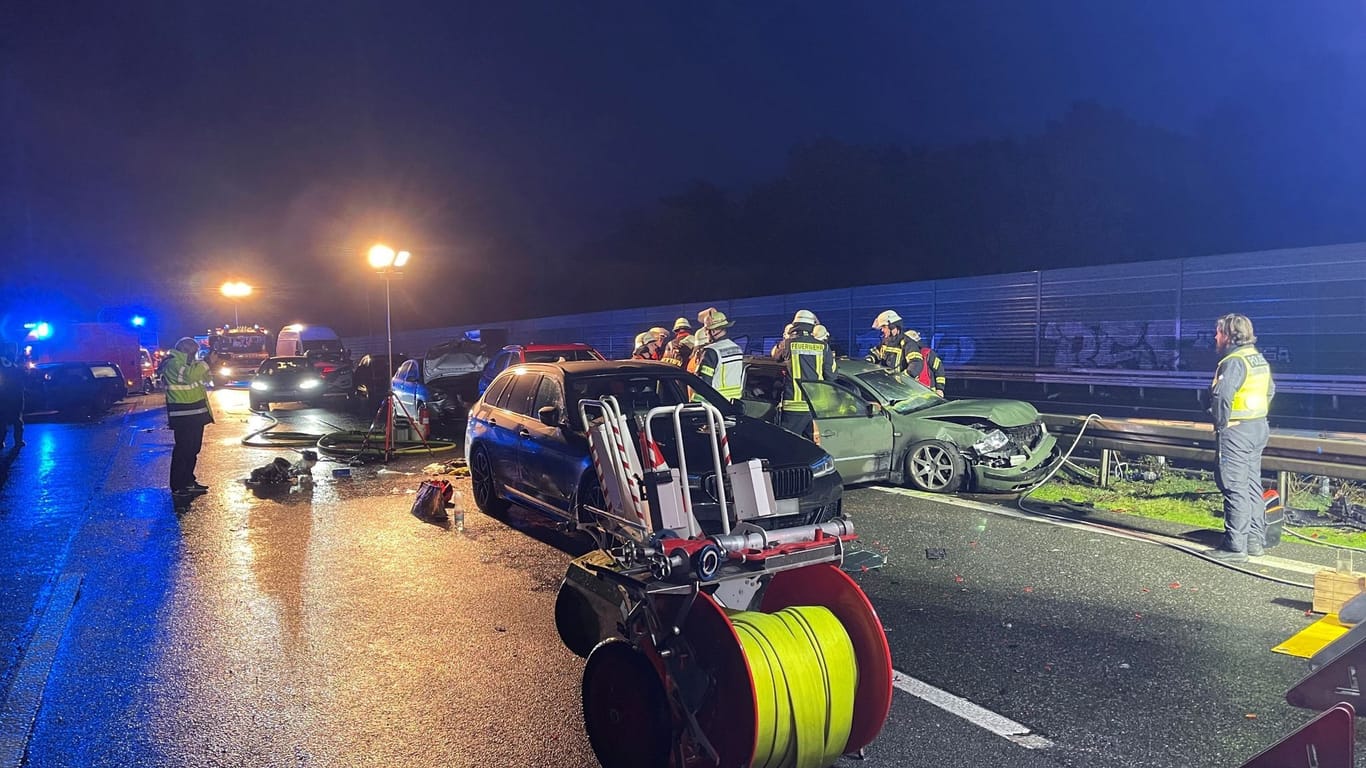 Unfall mit mehreren Fahrzeuge auf A2 bei Bielefeld