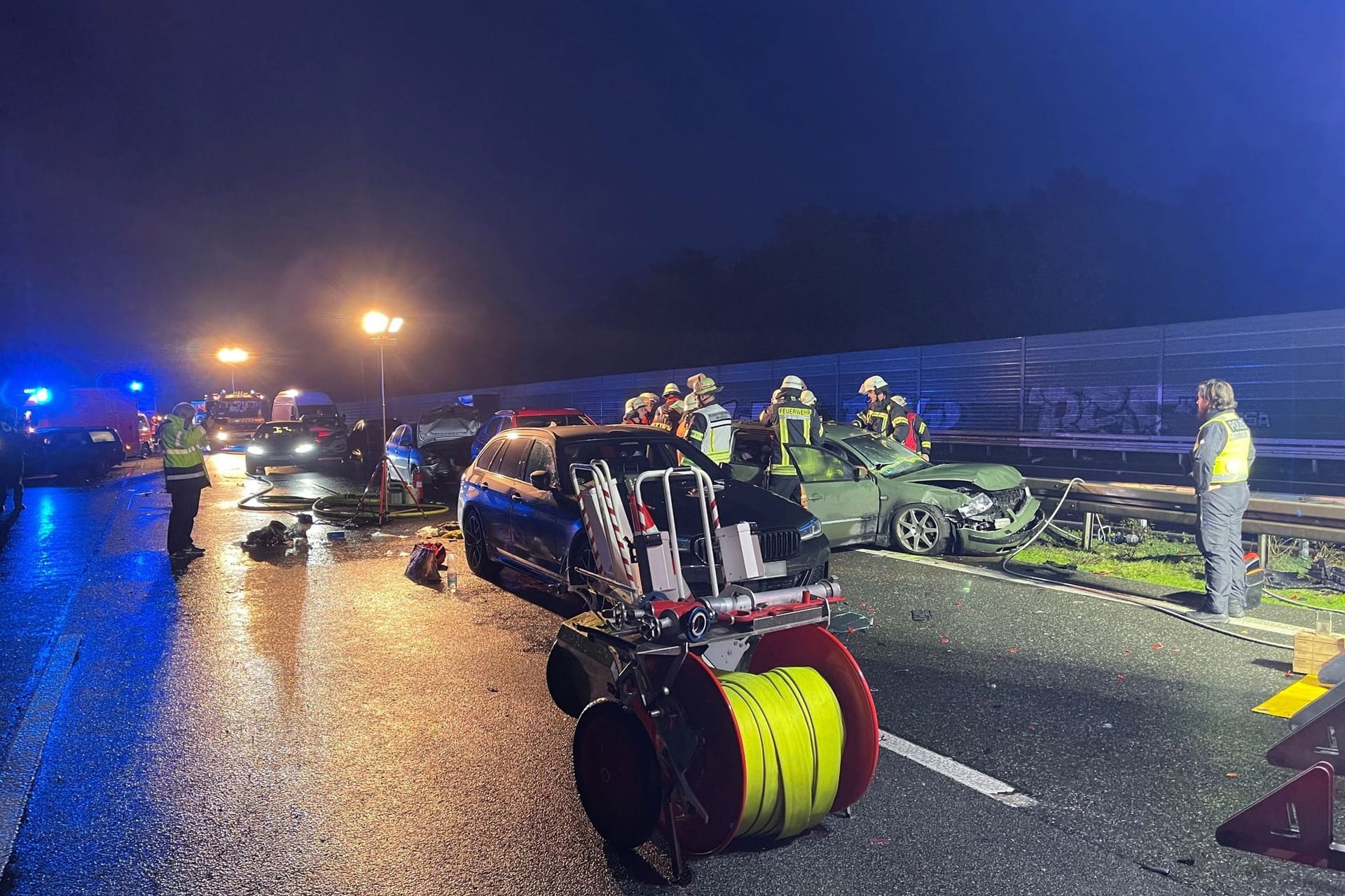 Unfall mit mehreren Fahrzeuge auf A2 bei Bielefeld