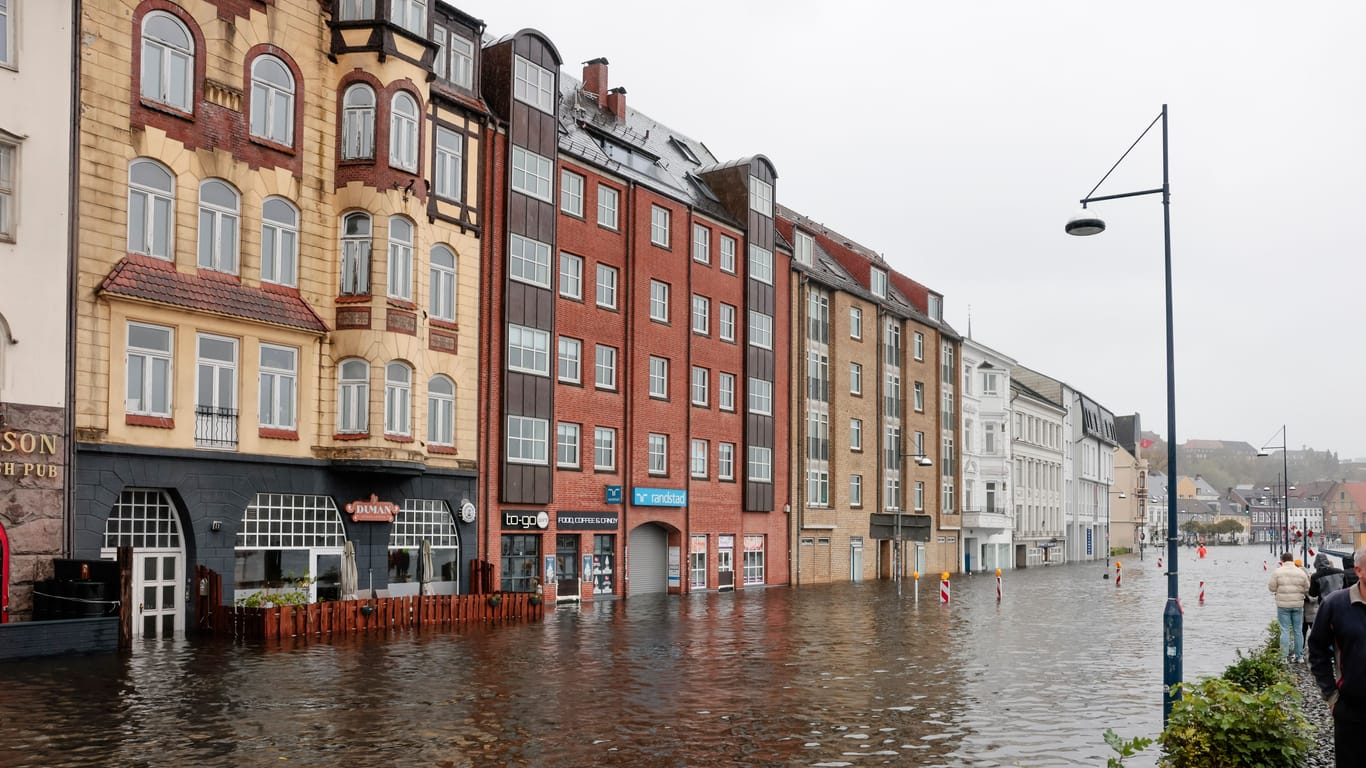 Wasser bahnt sich seinen Weg durch die Straßen Flensburgs: Doch leistet dann die Versicherung?