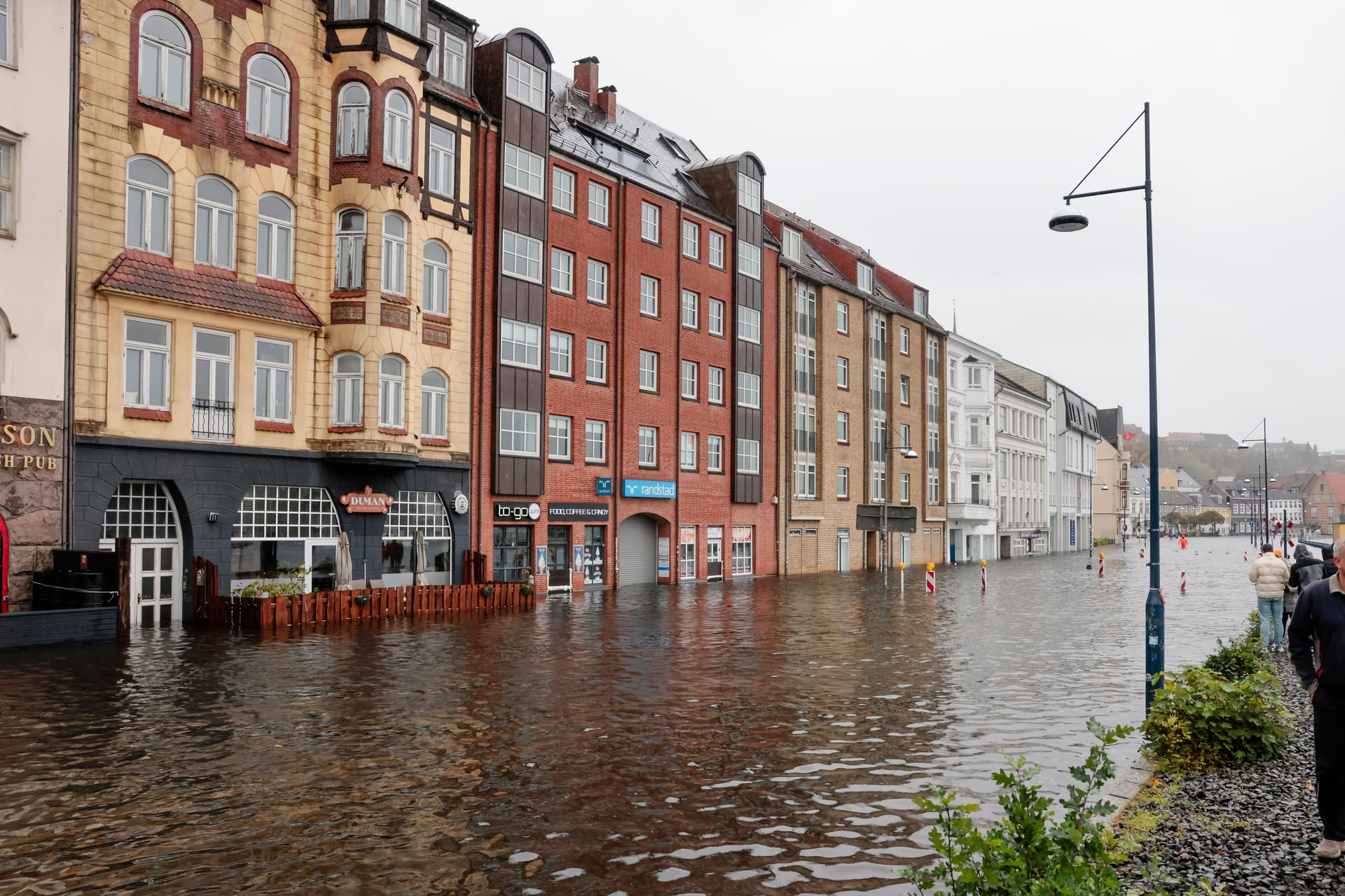 Wasser bahnt sich seinen Weg durch die Straßen Flensburgs: Doch leistet dann die Versicherung?