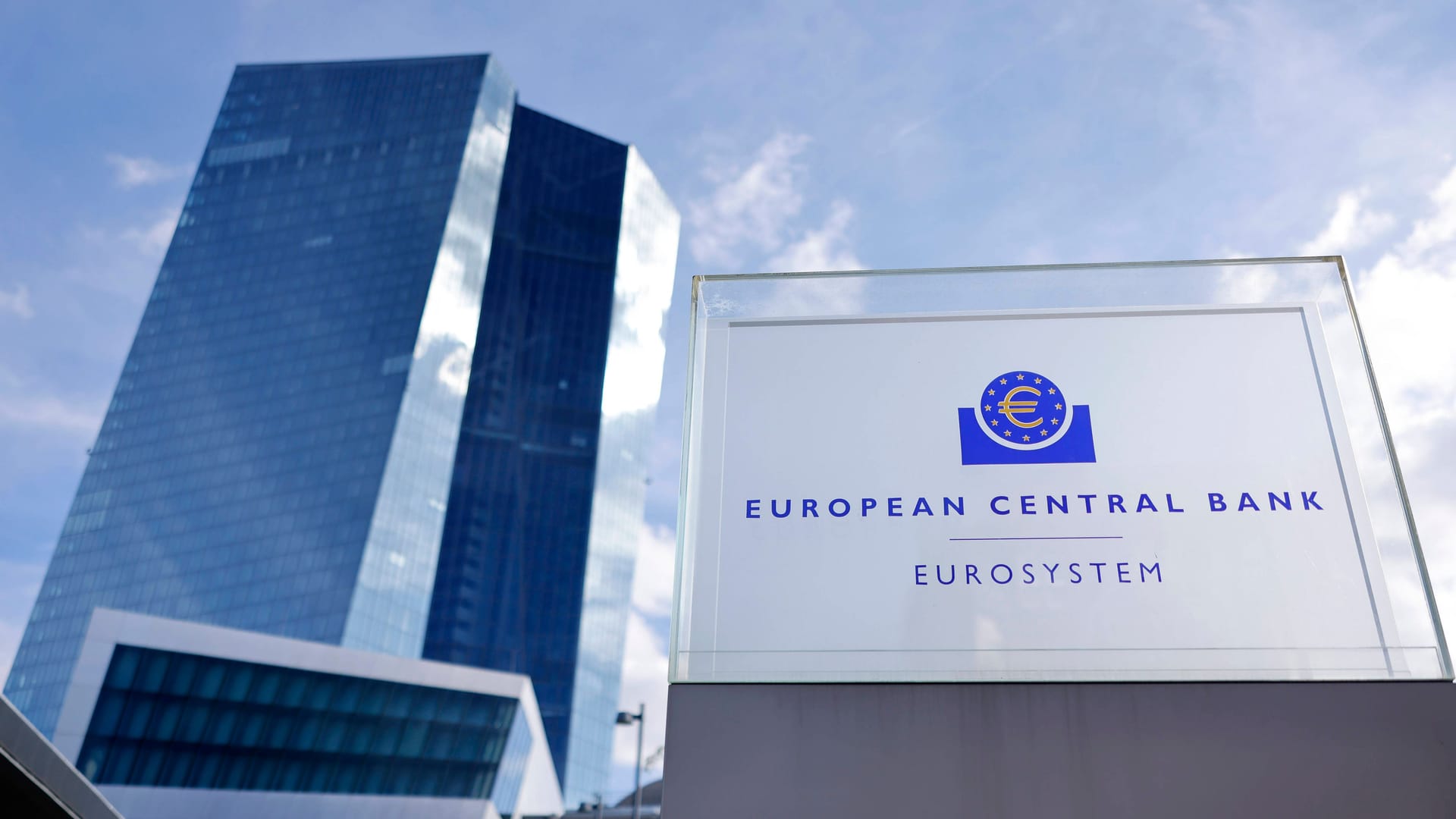 Das Gebäude der EZB (Archivbild): Der Euro ist auf einem Tiefstand. Das Gebäude der EZB (Archivbild): Der Euro ist auf einem Tiefstand.