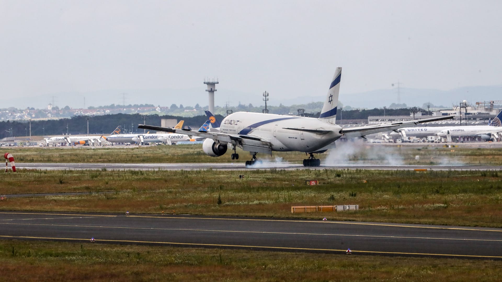 Emotionale Szenen spielen sich auf dem Frankfurter Flughafen ab. Als eine Maschine aus Israel landet, spielen sich herzzerreißende Szenen bei einer wiedervereinigten israelischen Familie ab. Es herrschen darüber hinaus auch besondere Sicherheitsmaßnahmen der Bundespolizei.