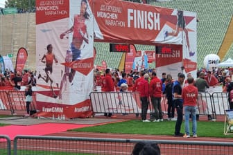 Schlusssprint: Redakteur Sven Sartison (im schwarzen T-Shirt) auf den letzten Metern des Generali München Marathons 2023.