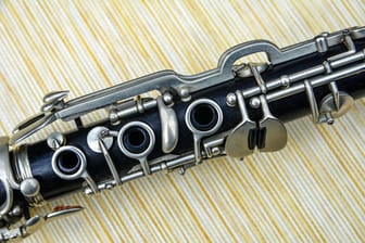 Teil einer Klarinette (Symbolfoto): Bei dem gestohlenen Instrument handelt es sich um ein Bassetthorn, ein Mitglied der Klarinettenfamilie.
