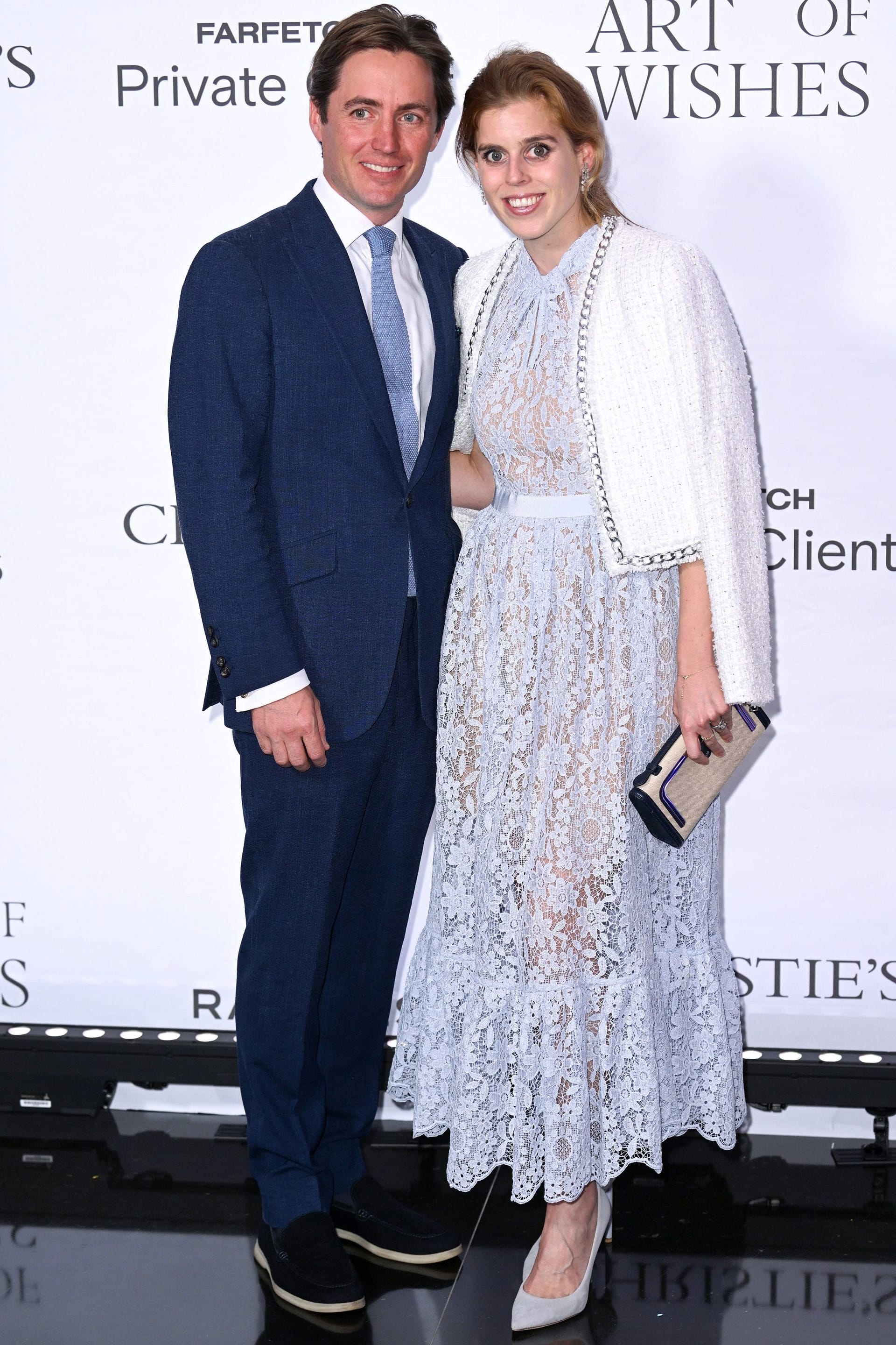 Prinzessin Beatrice and Edoardo Mapelli Mozzi Arm in Arm bei der Art of Wishes Gala.