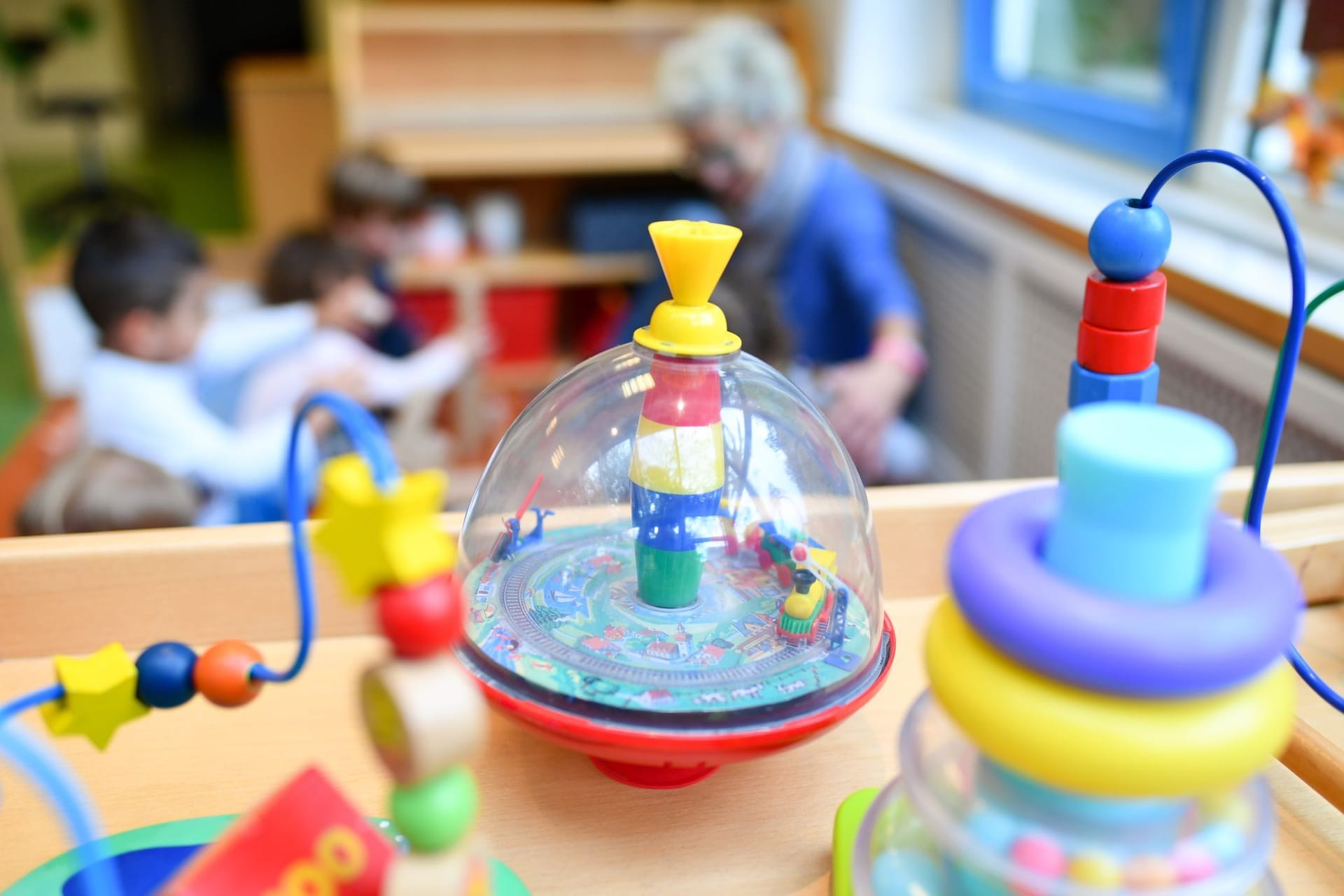 Eine Erzieherin spielt in einer Kita mit Kindern (Symbolfoto): Eltern haben seit August 2013 für Kinder ab dem ersten Lebensjahr einen Rechtsanspruch auf einen Betreuungsplatz.