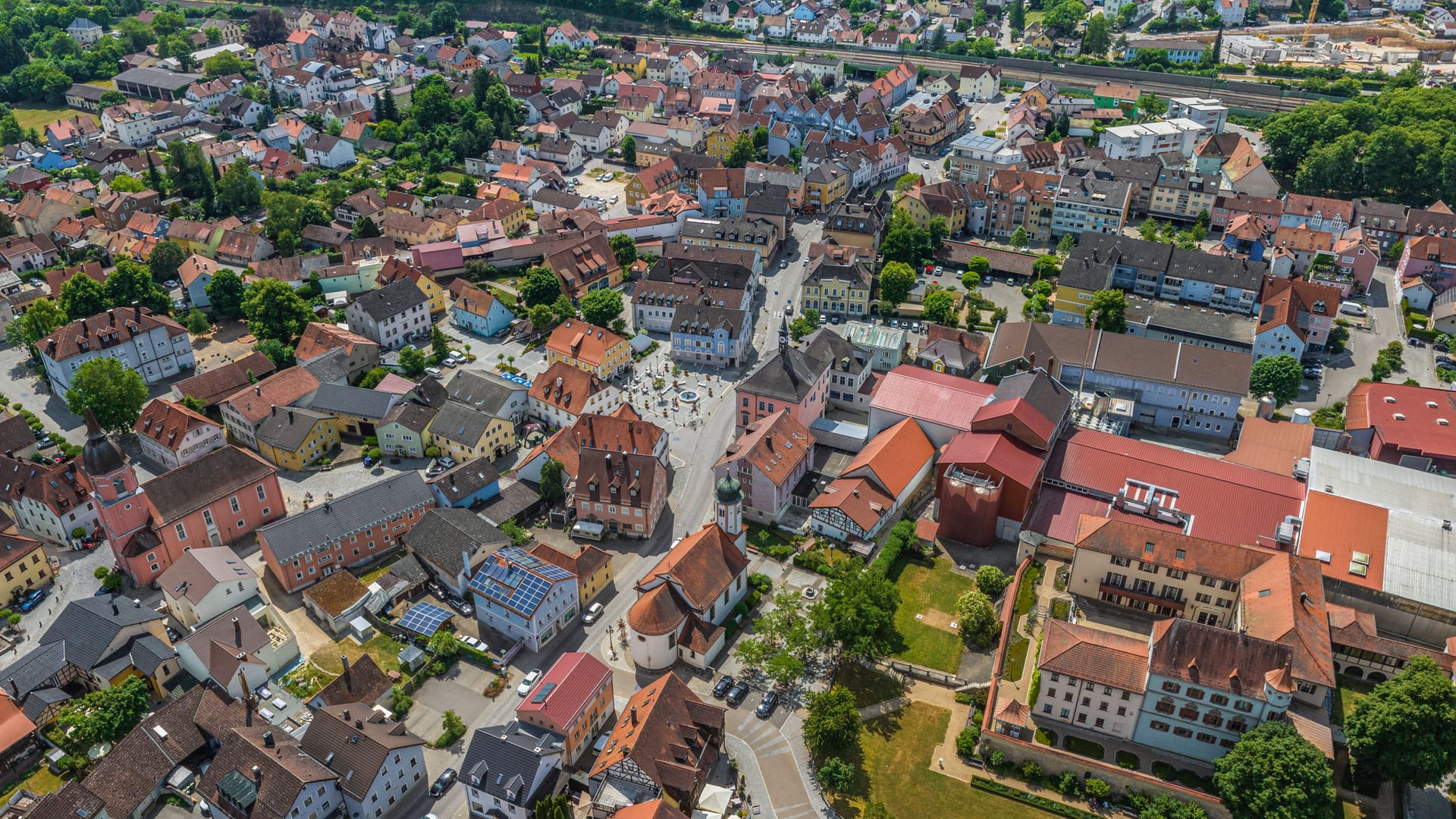 Ausblick auf Treuchtlingen: Für 1.200 Schüler fällt dort der Unterricht wegen Brandschutzmängeln aus. Ausblick auf Treuchtlingen: Für 1.200 Schüler fällt dort der Unterricht wegen Brandschutzmängeln aus.