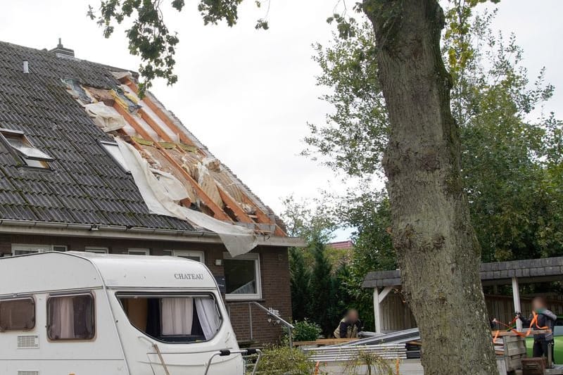 Ein Tornado hat in einem Dorf bei Lübeck Dächer abgedeckt.