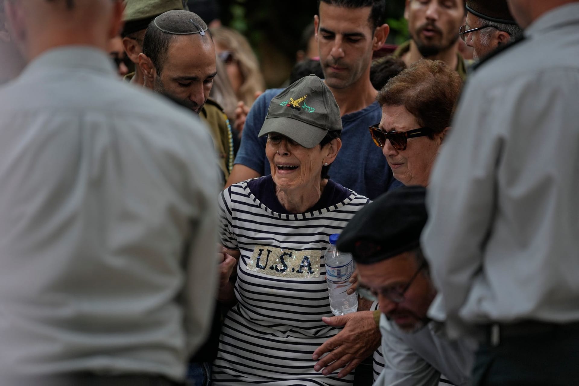 Eine israelische Mutter weint um ihren ermordeten Sohn.