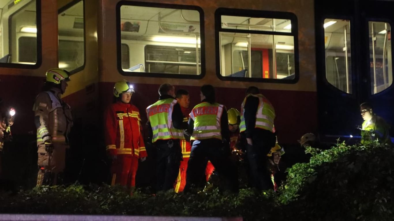 Einsatzkräfte bei der Bergung: Ein Mann wurde schwer verletzt.