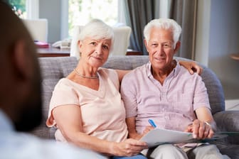 Älteres Ehepaar spricht mit einem Berater über Finanzen