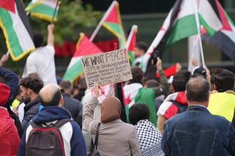 Anhänger der Pro-Palästina-Bewegung demonstrieren