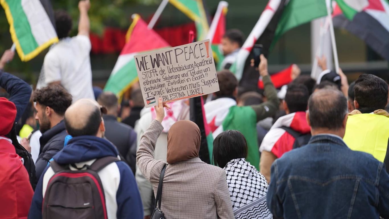 Anhänger der Pro-Palästina-Bewegung demonstrieren