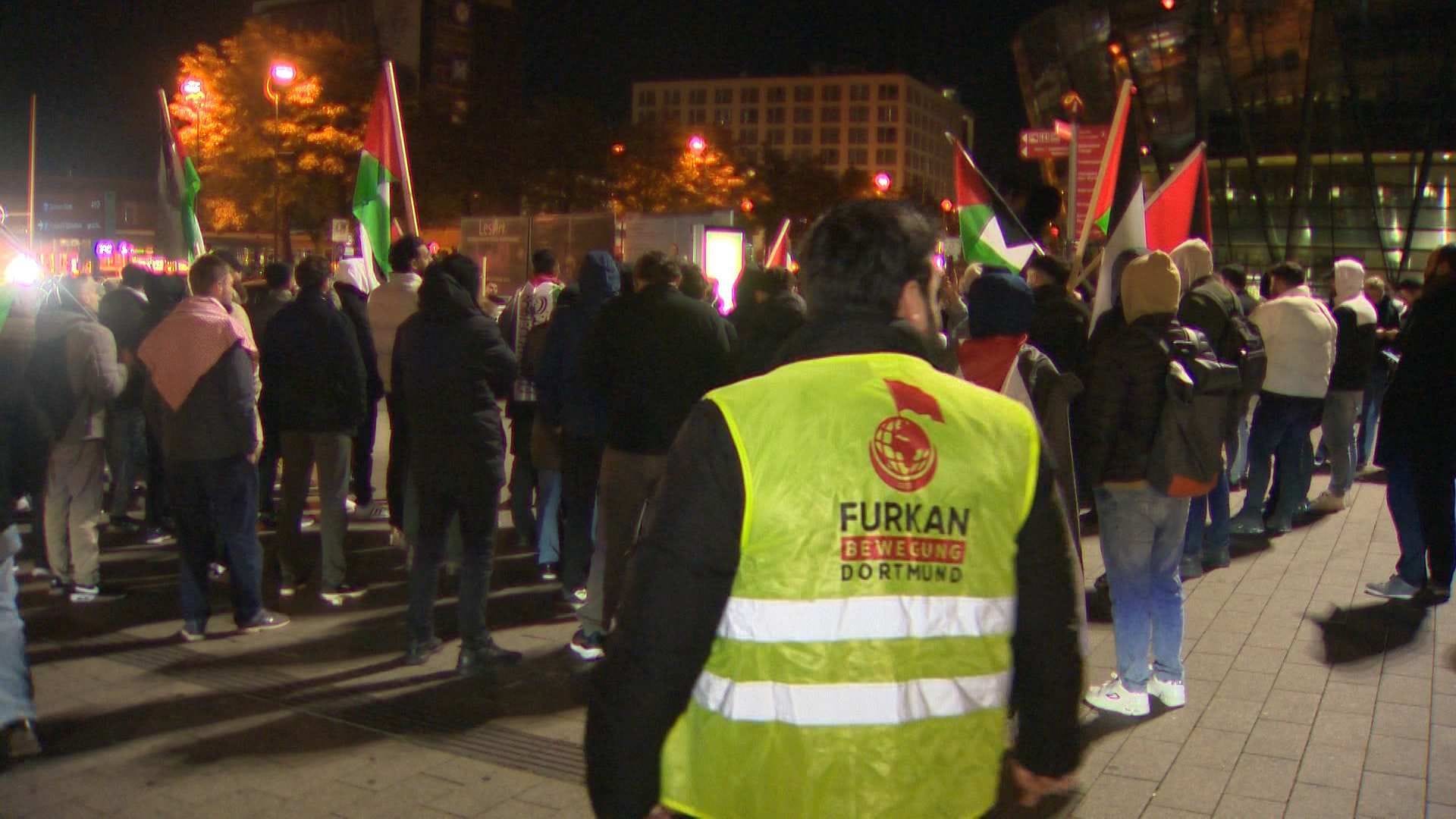 Demo am Dortmunder Hauptbahnhof am Abend: Rund 150 Menschen kamen laut einem Reporter zusammen. Demo am Dortmunder Hauptbahnhof am Abend: Rund 150 Menschen kamen laut einem Reporter zusammen.