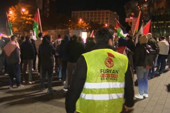 Demo am Dortmunder Hauptbahnhof am Abend: Rund 150 Menschen kamen laut einem Reporter zusammen.