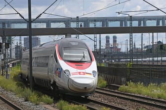 Ein ausfahrender EuroCity-Express der Schweizerischen Bundesbahn am Münchner Hauptbahnhof (Symbolbild): Wegen des Vorfalls hatte der Zug eine halbe Stunde Verspätung.