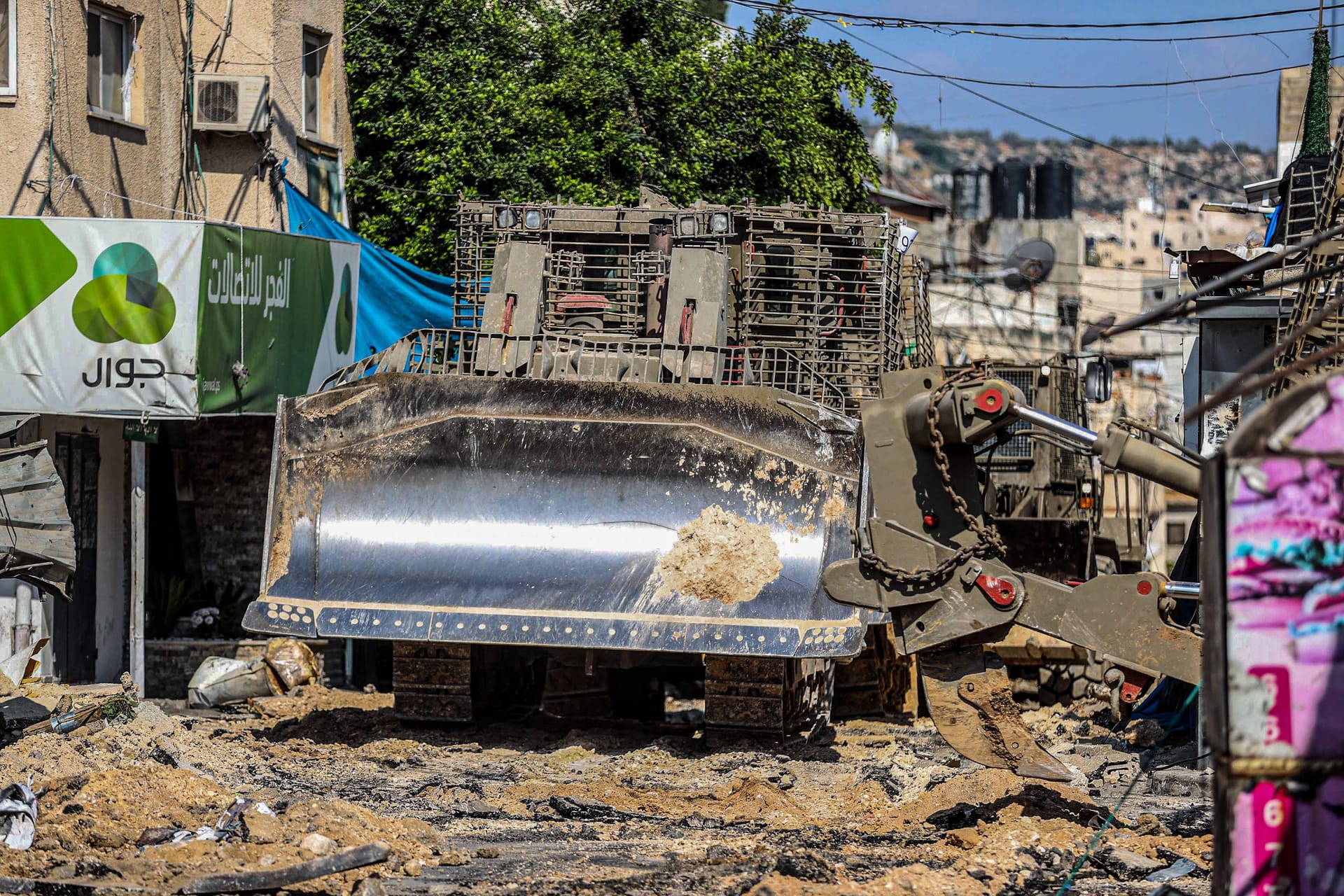 Der israelische "Teddybär"-Bulldozer im Einsatz in der West Bank. Er könnte auch bei der Bodenoffensive eine Rolle spielen.