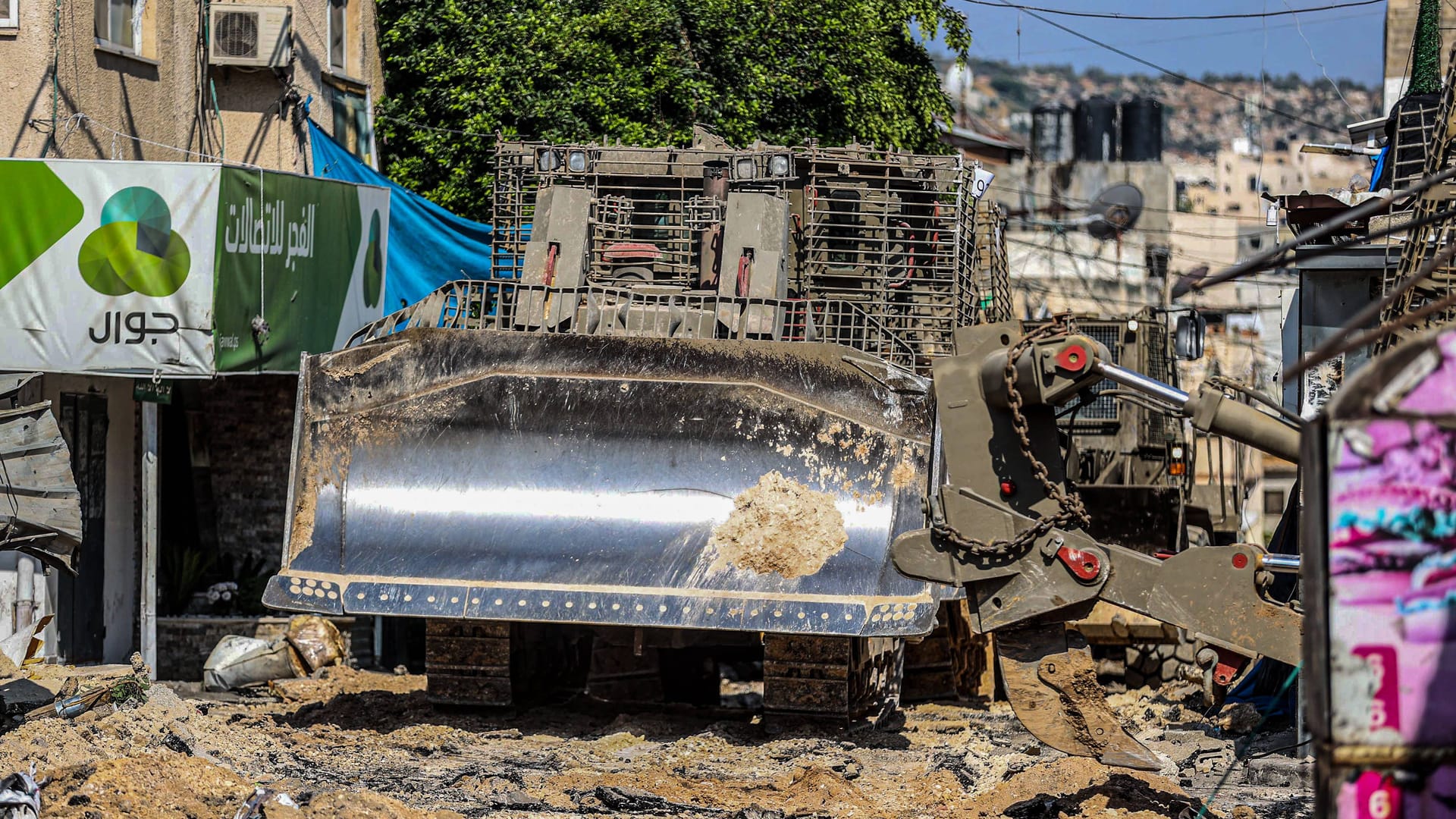 Der israelische "Teddybär"-Bulldozer im Einsatz in der West Bank. Er könnte auch bei der Bodenoffensive eine Rolle spielen. Der israelische "Teddybär"-Bulldozer im Einsatz in der West Bank. Er könnte auch bei der Bodenoffensive eine Rolle spielen.