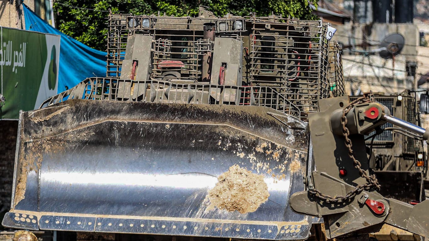 Der israelische "Teddybär"-Bulldozer im Einsatz in der West Bank. Er könnte auch bei der Bodenoffensive eine Rolle spielen.