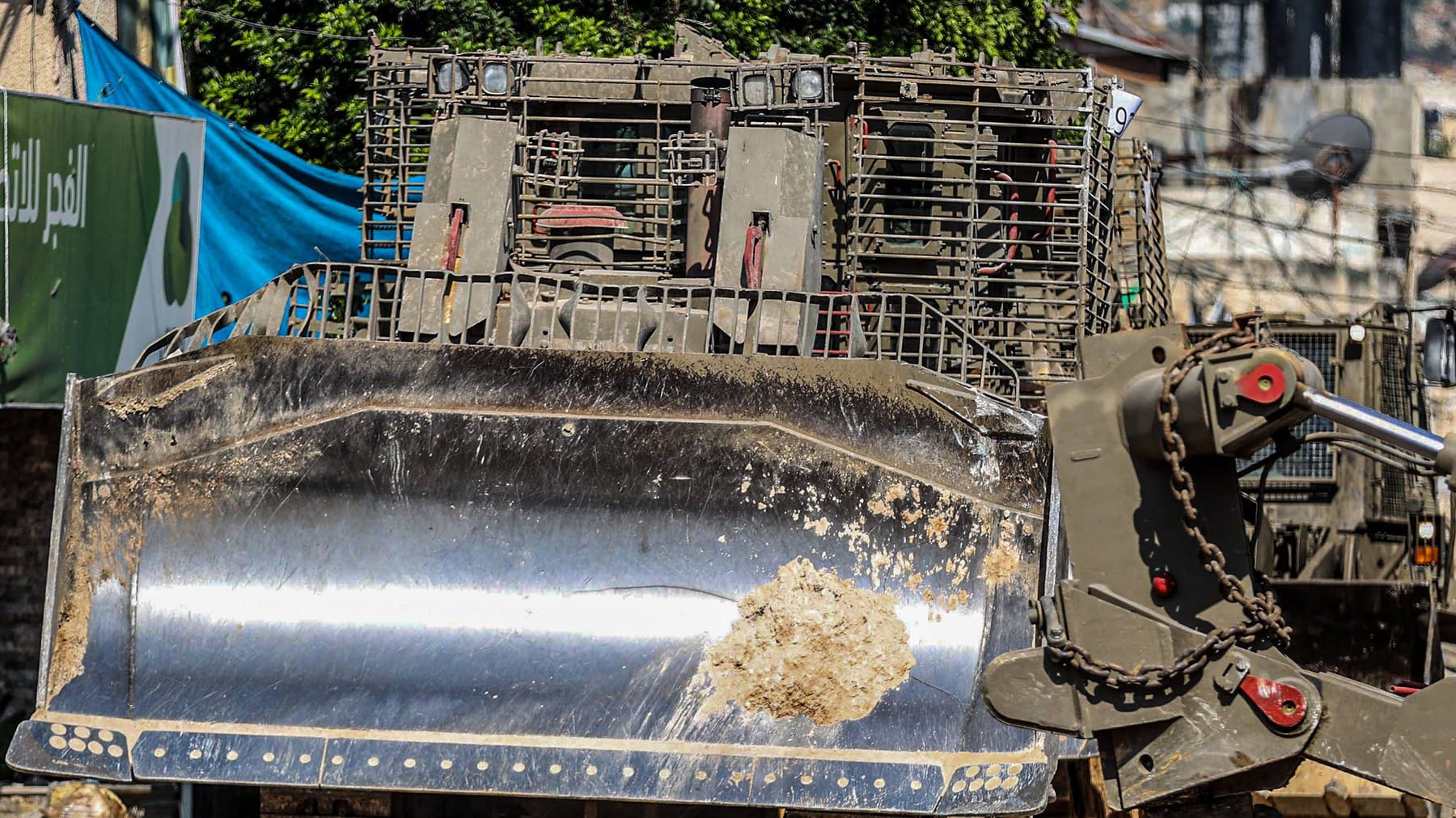 De Israëlische ‘Bear’-bulldozer maakt de weg vrij voor soldaten