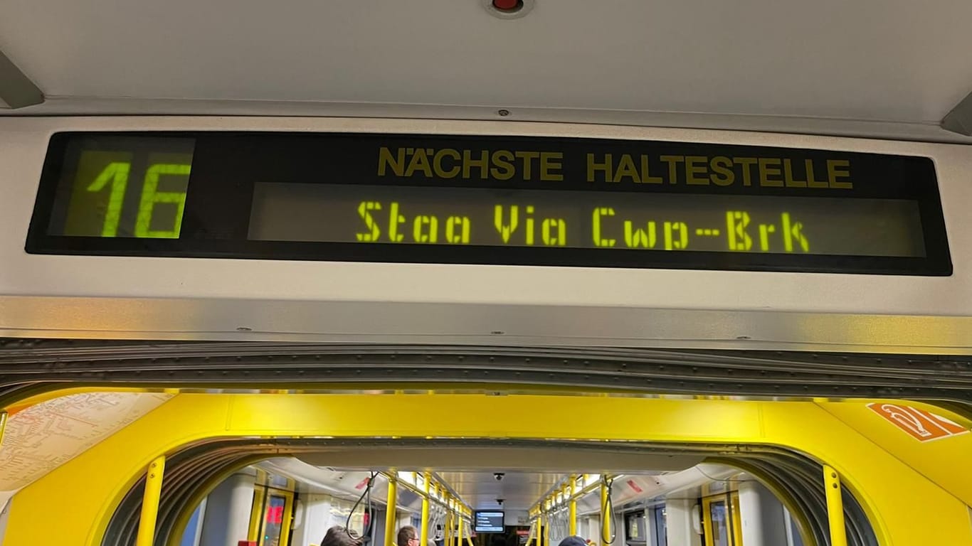 "Staa via Cwp-Brk": Diese Anzeige sorgte am Donnerstagmorgen für Fragen bei den Passagieren einer KVB-Bahn.