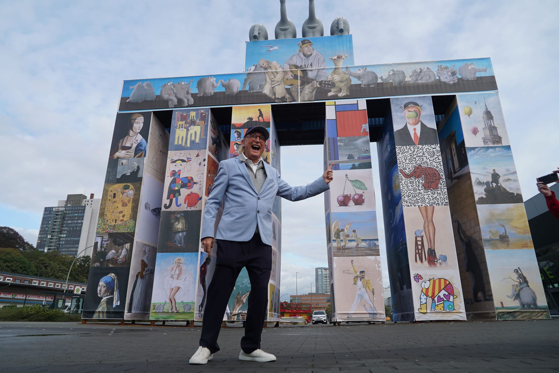 Das "Global Gate" im Cruise Center Altona: Auf den Containern sind Kunstwerke von Otto Waalkes angebracht.