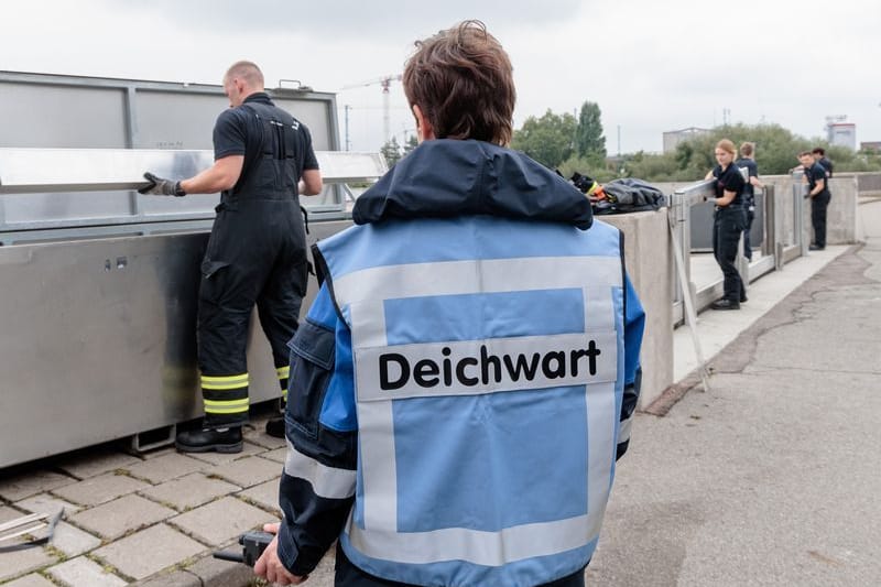 Feuerwehrleute bei einer Deichverteidigungsübung