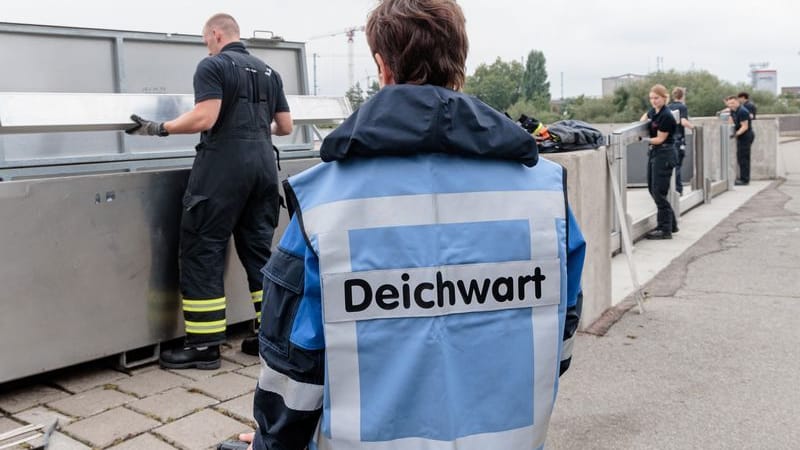 Feuerwehrleute bei einer Deichverteidigungsübung