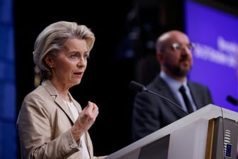 Ursula von der Leyen, die Präsidentin der Europäischen Kommission, spricht auf dem Treffen der Staats- und Regierungschefs der EU: Die Europäische Union hatte sich am Abend zu einer Ausweitung im Kampf gegen den Terror ausgesprochen.