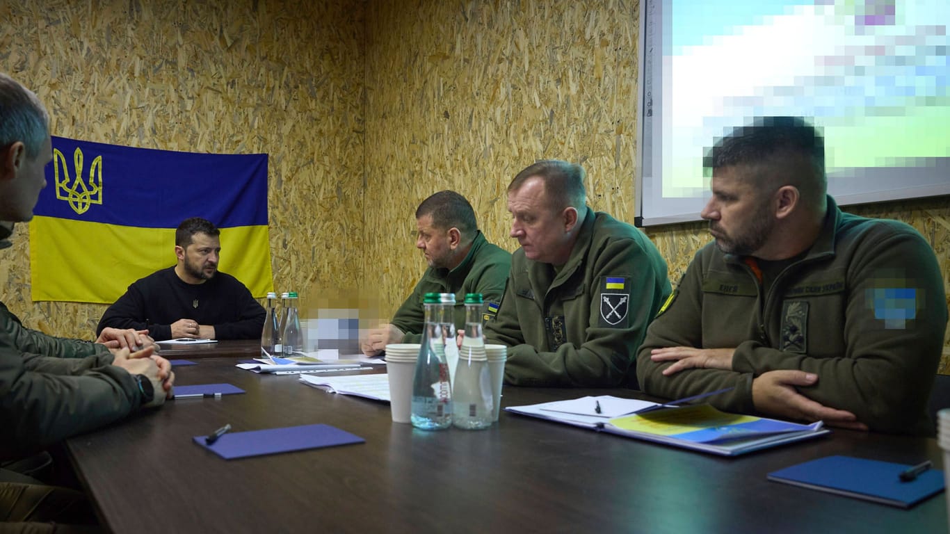 Wolodymyr Selenskyj während eines Briefings durch Generäle bei einem Frontbesuch in Cherson (Archivbild)
