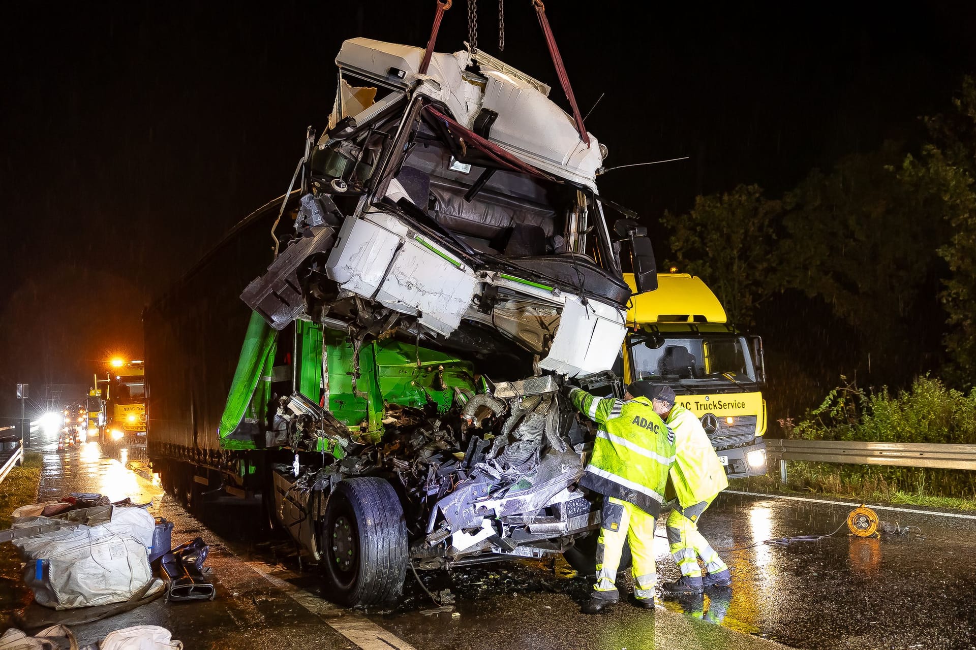 Völlig demoliertes Führerhaus eines Lkw am Hanauer Kreuz: Der Fahrer wurde blutüberströmt aus dem Wrack gebracht.