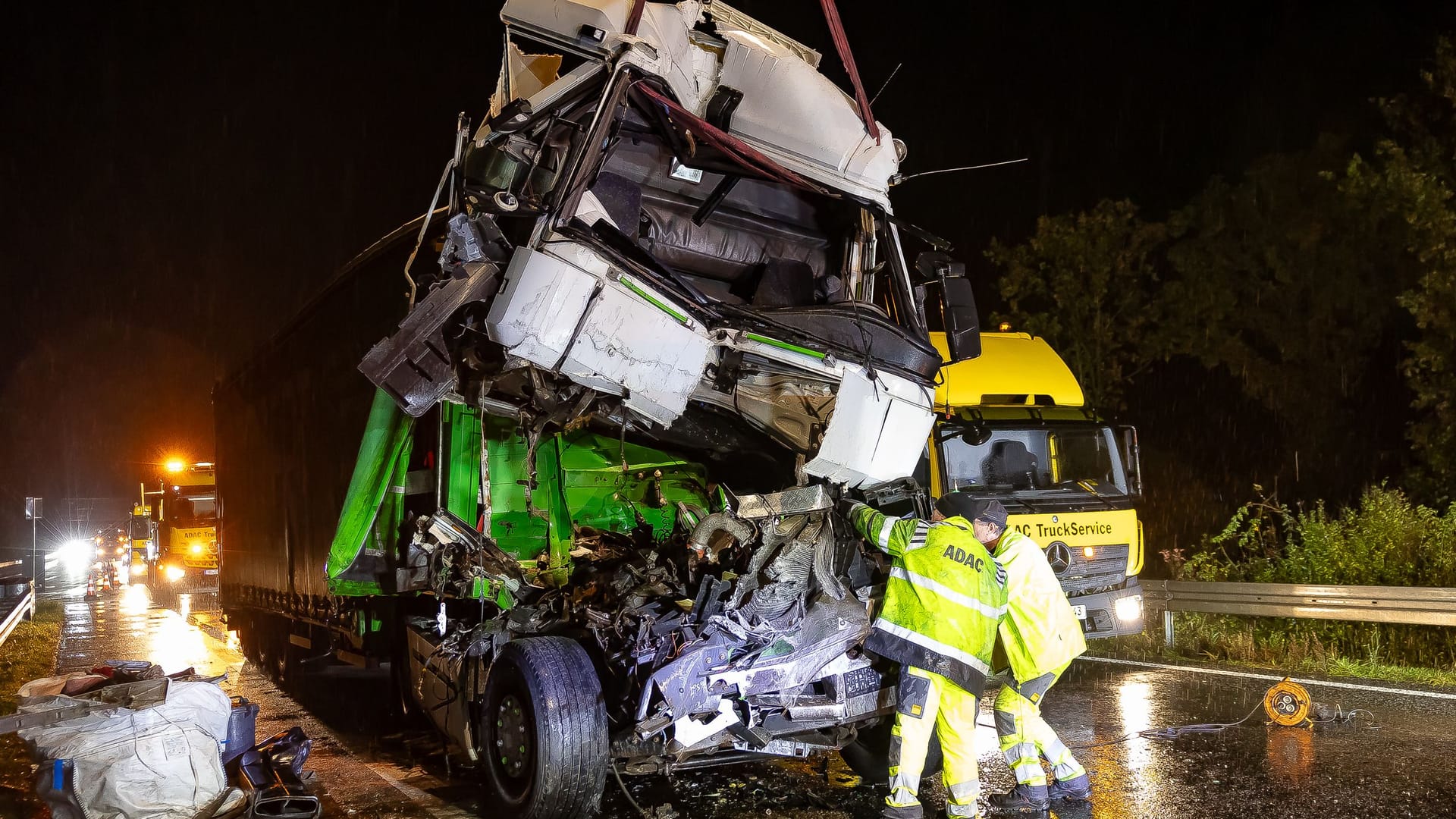 Völlig demoliertes Führerhaus eines Lkw am Hanauer Kreuz: Der Fahrer wurde blutüberströmt aus dem Wrack gebracht.