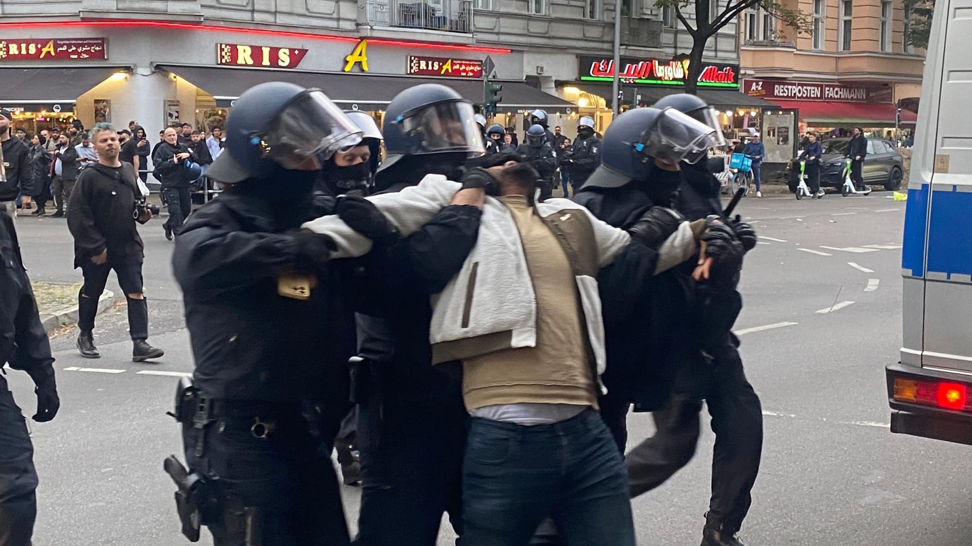 Immer wieder kommt es zu Festnahmen auf der Sonnenallee: Die Polizei ist mit einem Großaufgebot an der Ecke Reuterstraße.