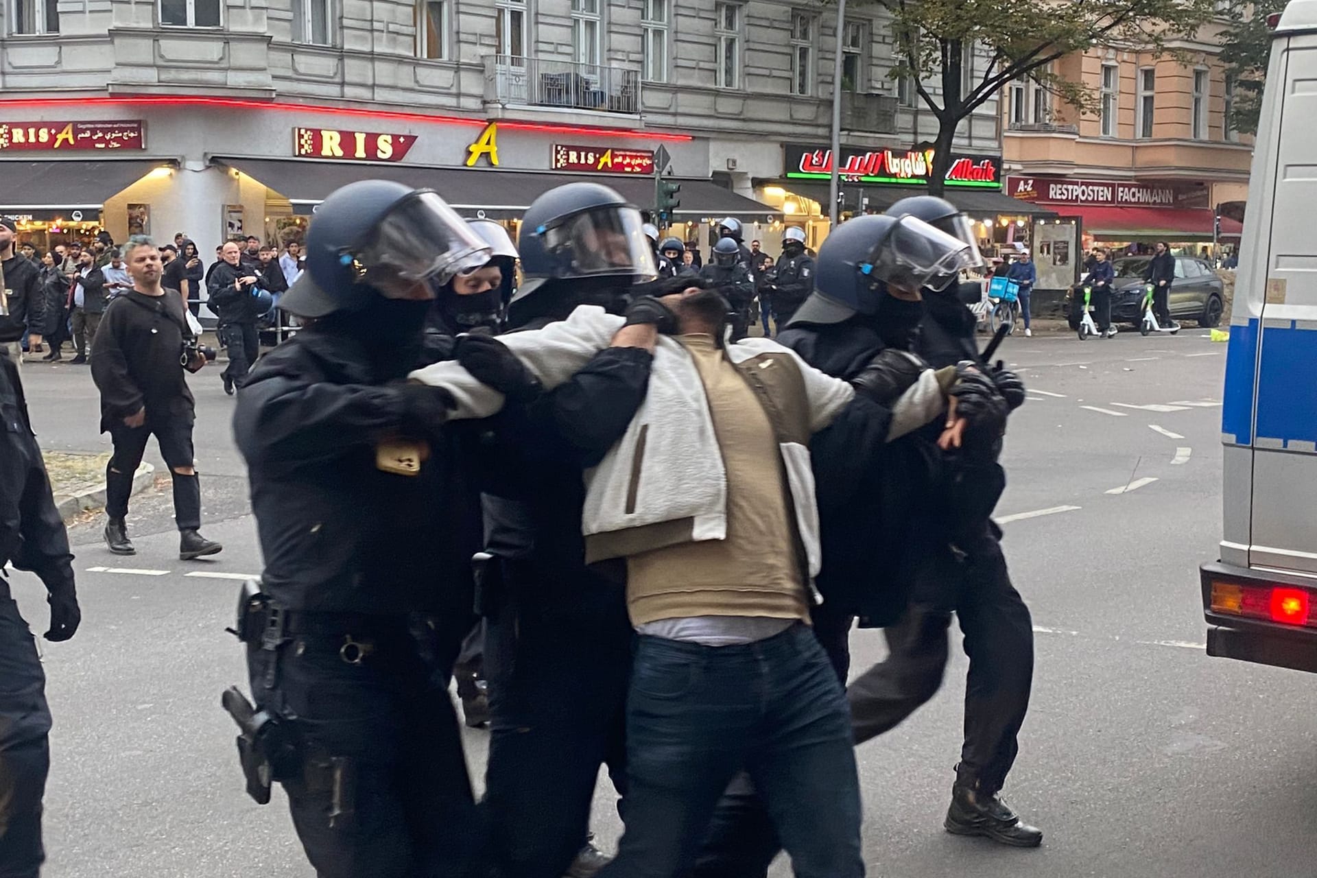 Immer wieder kommt es zu Festnahmen auf der Sonnenallee: Die Polizei ist mit einem Großaufgebot an der Ecke Reuterstraße.