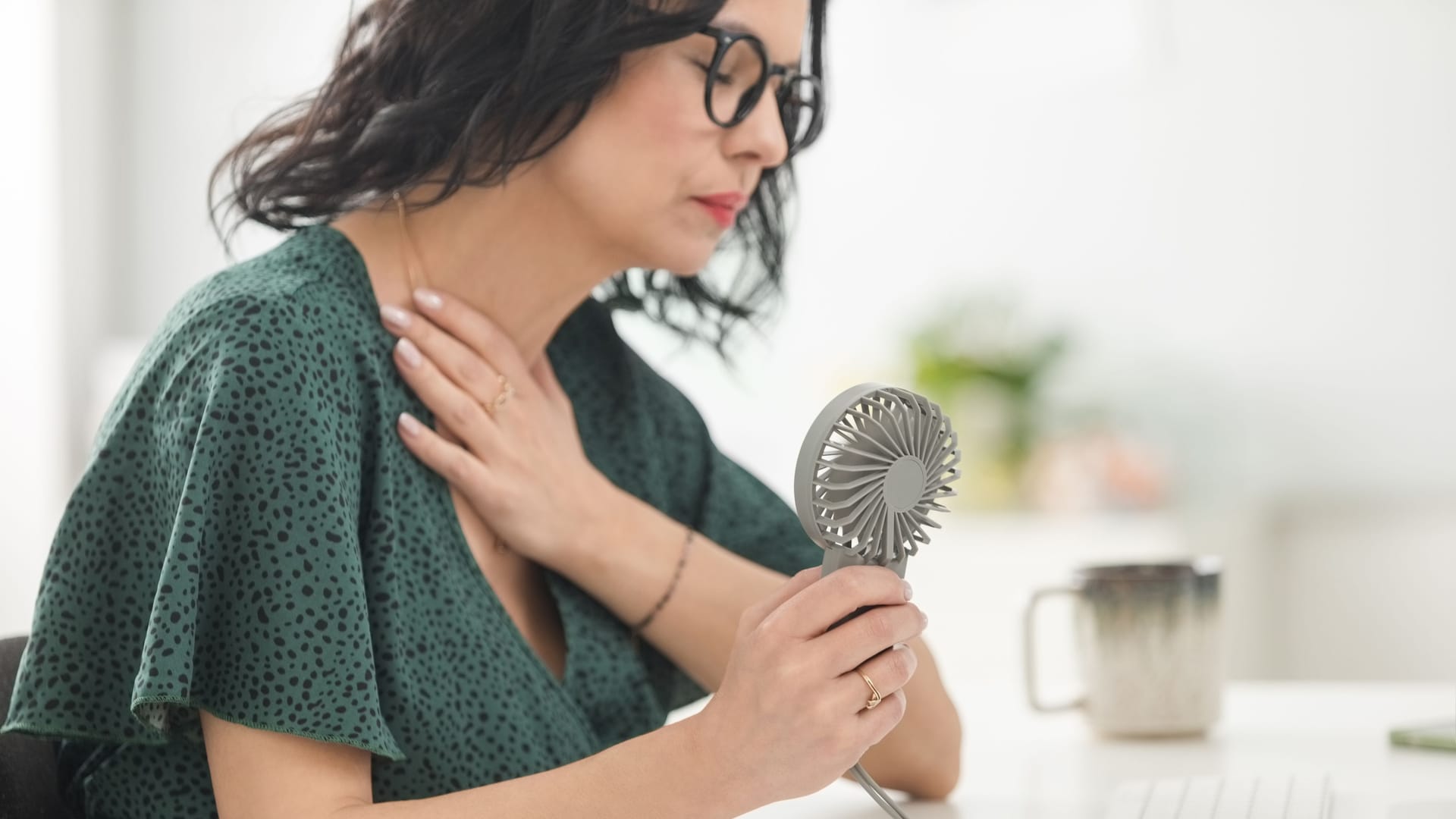 Menopause: Zu den lästigen Begleiterscheinungen der Wechseljahre gehören Hitzewallungen.