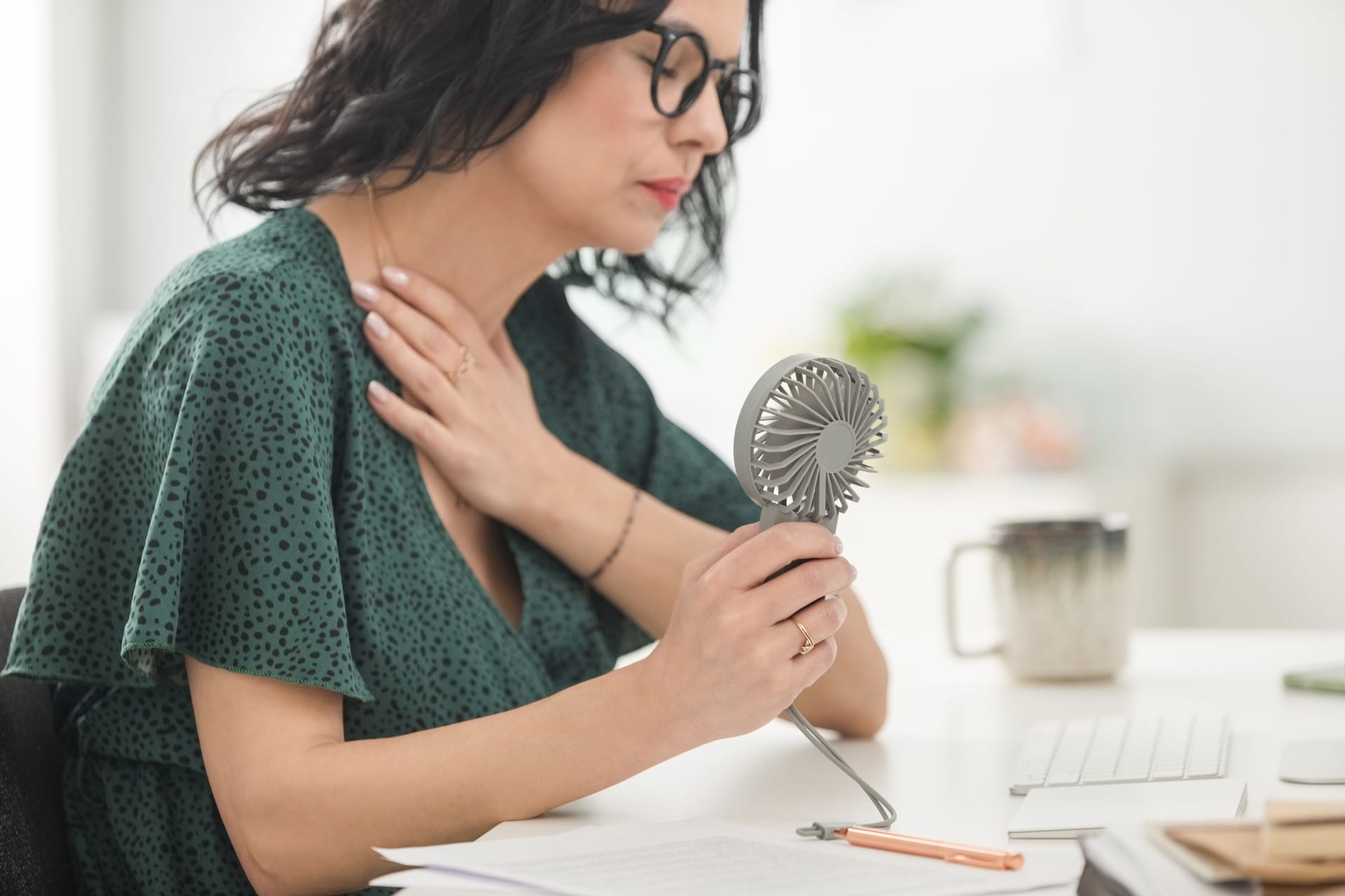 Menopause: Zu den lästigen Begleiterscheinungen der Wechseljahre gehören Hitzewallungen.