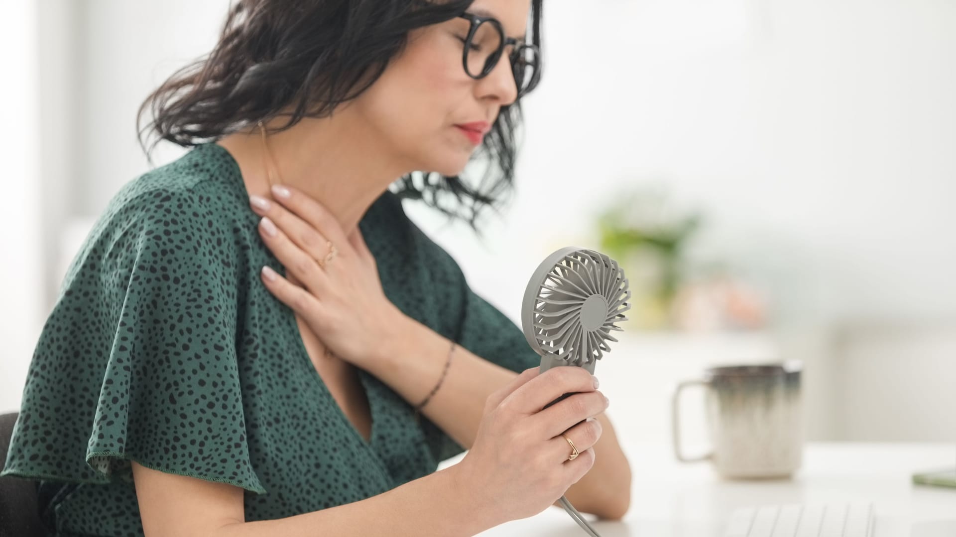 Menopause: Zu den lästigen Begleiterscheinungen der Wechseljahre gehören Hitzewallungen.